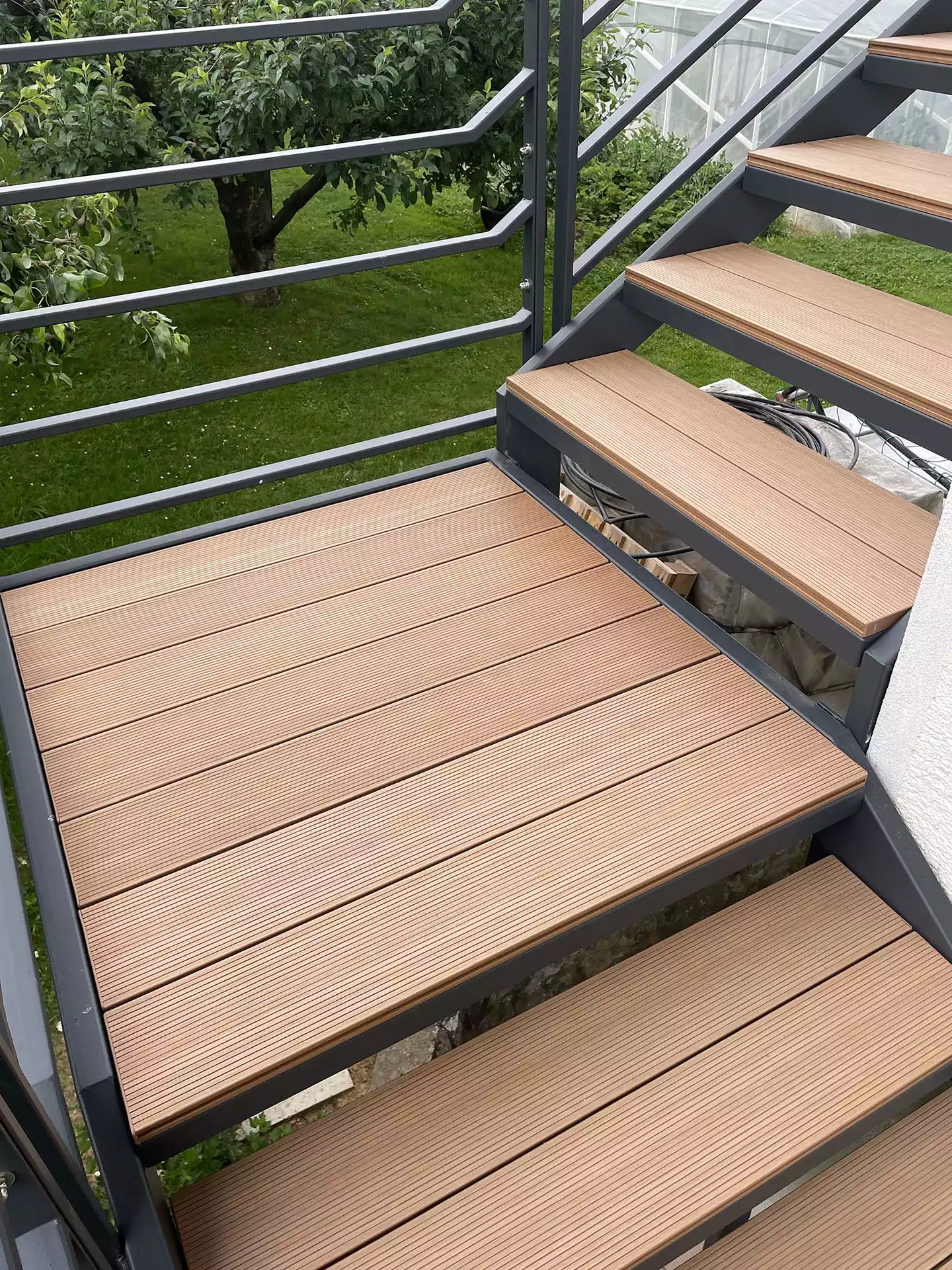 Kovinska konstrukcija z WPC nastopnimi ploščami